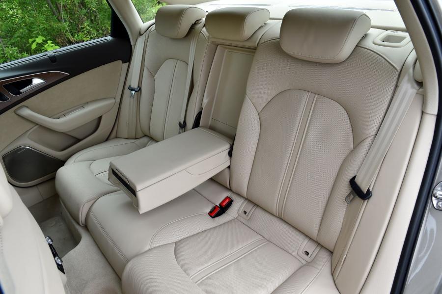 Интерьер Audi A6 Sedan TFSI Quattro (4G, C7) 2015 года  (JP) (фото 4 из 4)